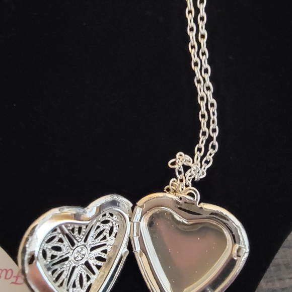 Filigree Heart ❤️ Locket - Picture 4 of 4